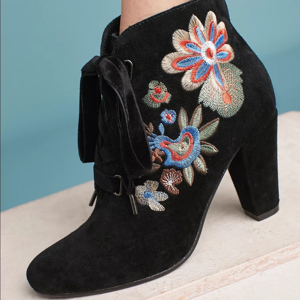 Anthropologie Chelsea Crew Black Frida Floral Embroidered Suede Boot Size 7